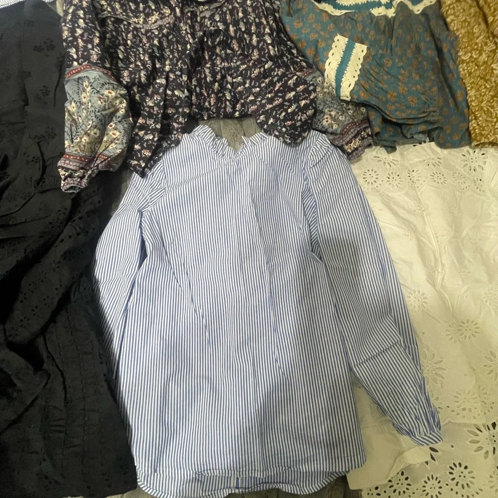 Assorted 16 Women's Blouses Collection - Picture 4 of 16